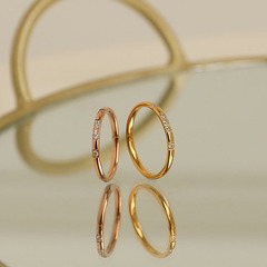 Japanese and Korean-style minimalist diamond-inlaid 1314 titanium steel ring for women, elegant Instagram-worthy midi ring in 18k rose gold—trendy and fashionable jewelry.