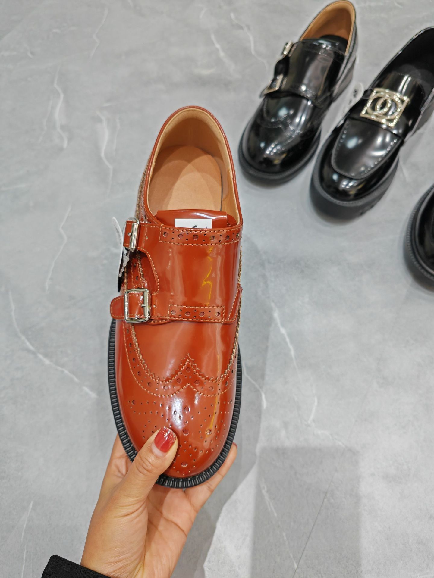 Grape Mom otoño e invierno nuevos zapatos de cuero retro de estilo británico exquisitos zapatos barrocos tallados zapatos de cuero Meng Ke mujeres