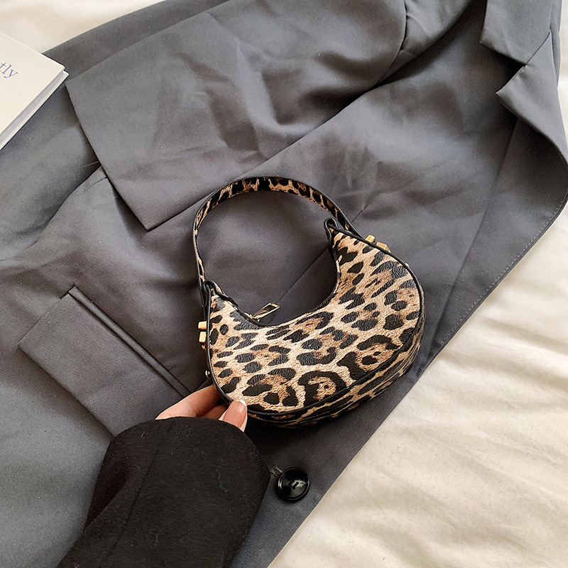 Tendencia nueva bolsa de mujer ocio 2024 personalidad coreana de invierno media luna brazaleta temperamento bolso de hombro