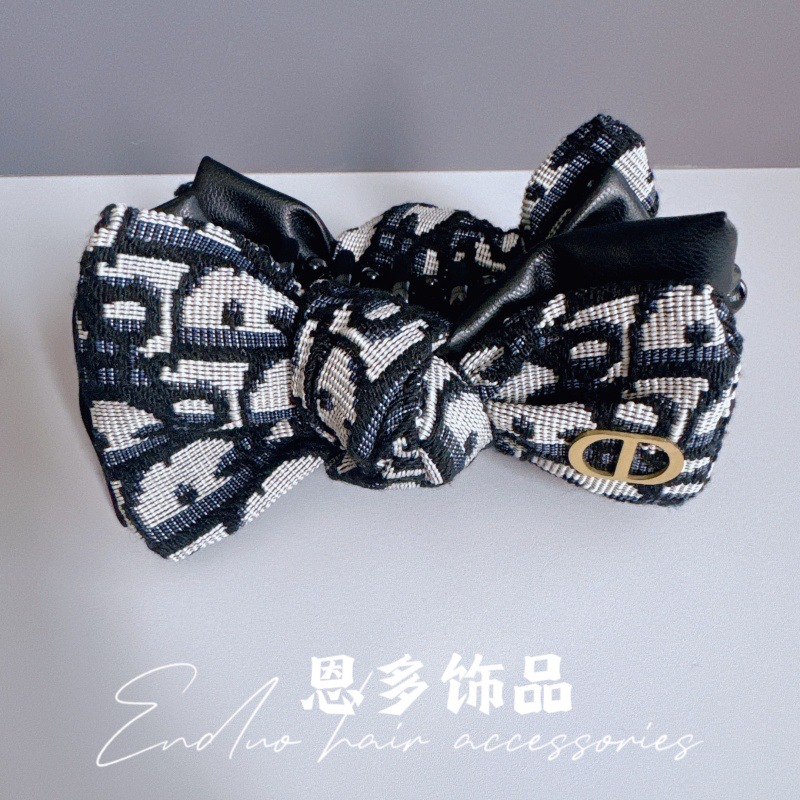 アルファベットの蝶結びのカチューシャは顔の小さいカチューシャを見せます。