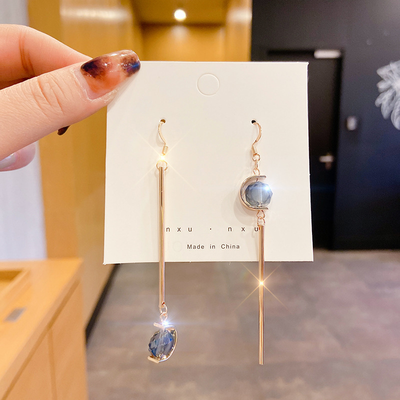 Luz de lujo de alto nivel nicho de diseño femenino sensación de aretes de bordilla temperamento perla asimetría joyería perla al por mayor