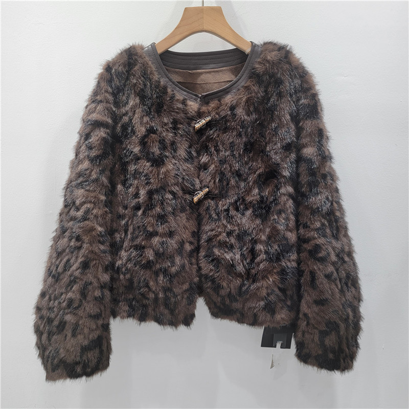 2025 otoño estilo de diseño de estilo extranjero cuello redondo botón de cuerno suelto multifacé piel delgada una chaqueta para mujeres