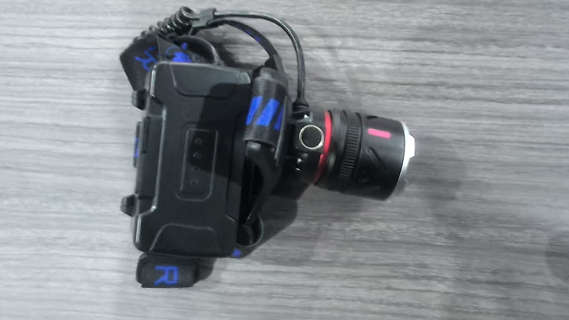 Nuevas patrullas transfronterizas al aire libre agitando con sensor, enfoque, largo alcance, batería de larga duración, faros de pesca nocturna