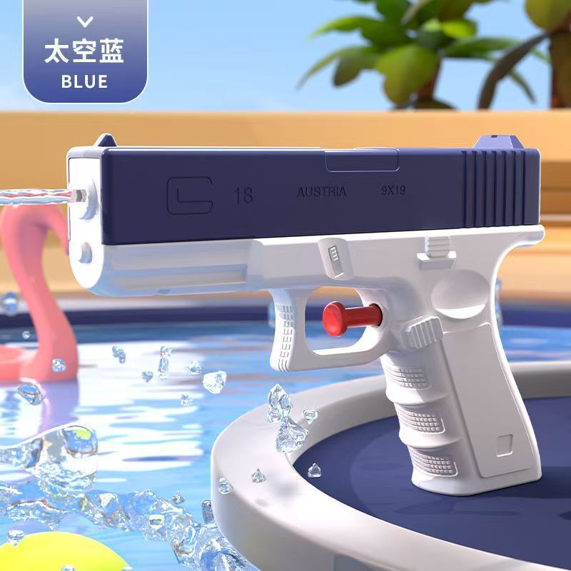 新しいグロックの水鉄砲の子供のおもちゃは水を噴きます。|undefined