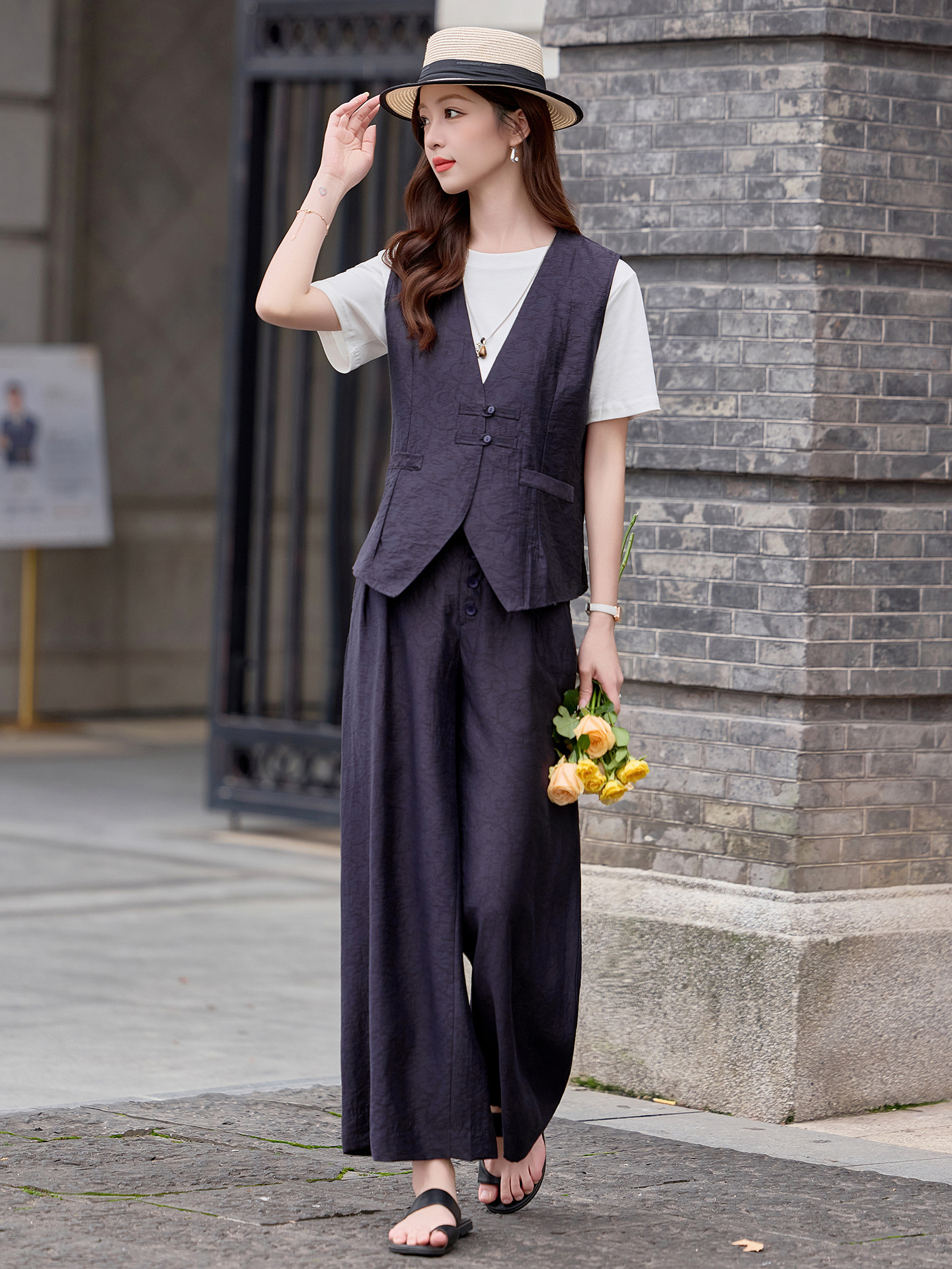 Bộ quần áo nữ hai mảnh gồm áo vest cổ V và quần ống rộng phối đồng bộ — Đỏ nâu, Xanh lông mòng đen
