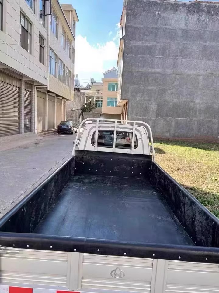 Laying the bucket truck compartment rubber shock-absorbing floor mat black three-layer clip-on rubber pad waterproof rubber mat