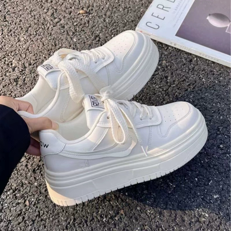 Новые белые туфли на толстой подошве для женщин 2024 года, весеннее молоко, универсальные нишевые туфли Huhu, Модные Повседневные Удобные кроссовки