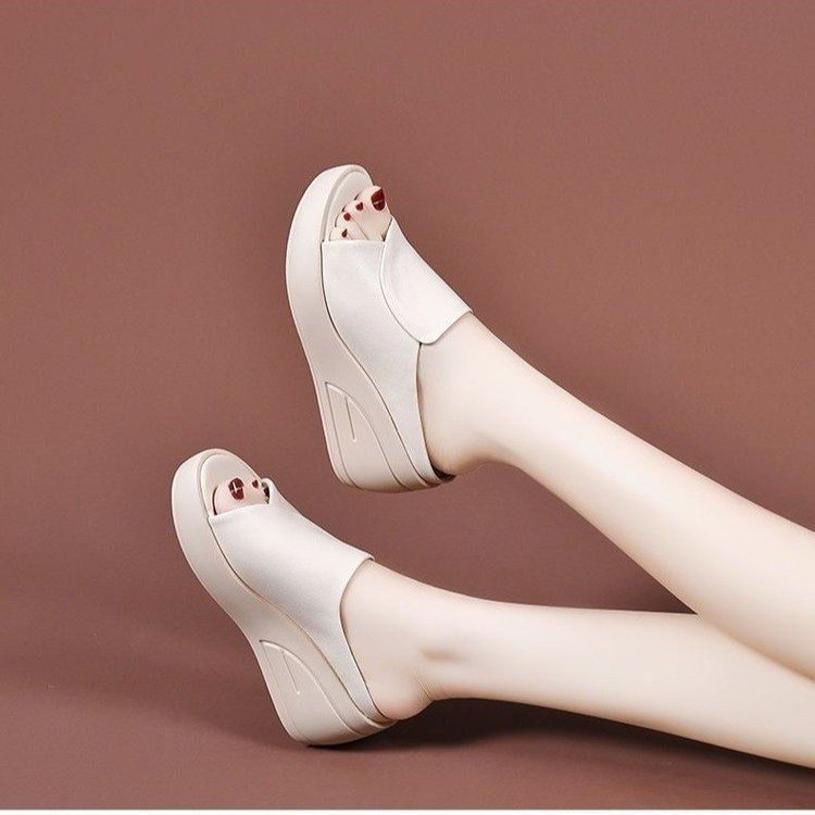 Muffin sandálias de fondo grueso para mujeres 2025 verano tacones antideslizantes zapatillas de fondo grueso para aumentar la altura de zapatos de mesa impermeables suaves para mujeres