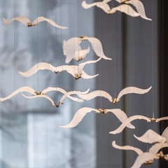 天恒営業部サンドテーブルシャンデリアクリエイティブ装飾通路アートインスタレーションライトカモメ鳥の羽鳥シャンデリア
