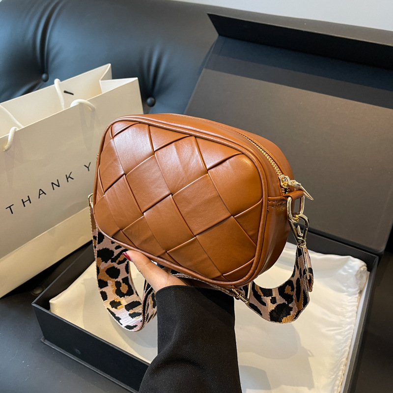 Bolso tejido popular de este año 2023 principios de otoño nuevo bolso de mujer bolso de hombro de textura transfronteriza estampado de leopardo correa de hombro ancha bolsa de mensajero