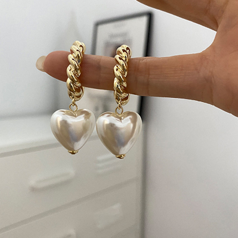 Wholesale Jewelry C-shaped Twist Circle Heart Pearl Earrings Nihaojewelry display picture 2