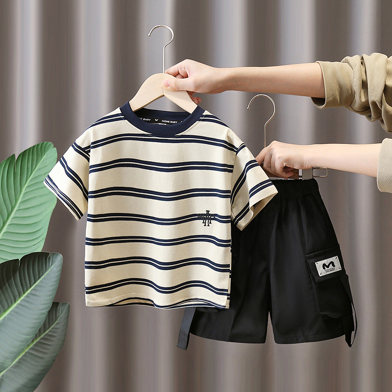 7283 Traje de manga corta de verano para niños 2025 Nuevo estilo Camiseta a rayas para niños Ropa de trabajo de verano Pantalones cortos de dos piezas de verano