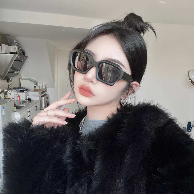 Europeo y americano frío caliente chica calle de alto grado gafas de sol esmerilado elegante marco cara-mirando pequeña moda todo-fósforo gafas de sol