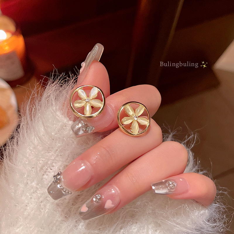 S925 aguja de plata de Corea del Sur pequeños pendientes de flores frescas hembra Mori versátil elegante perla pendientes Internet celebridad mismo estilo pendientes