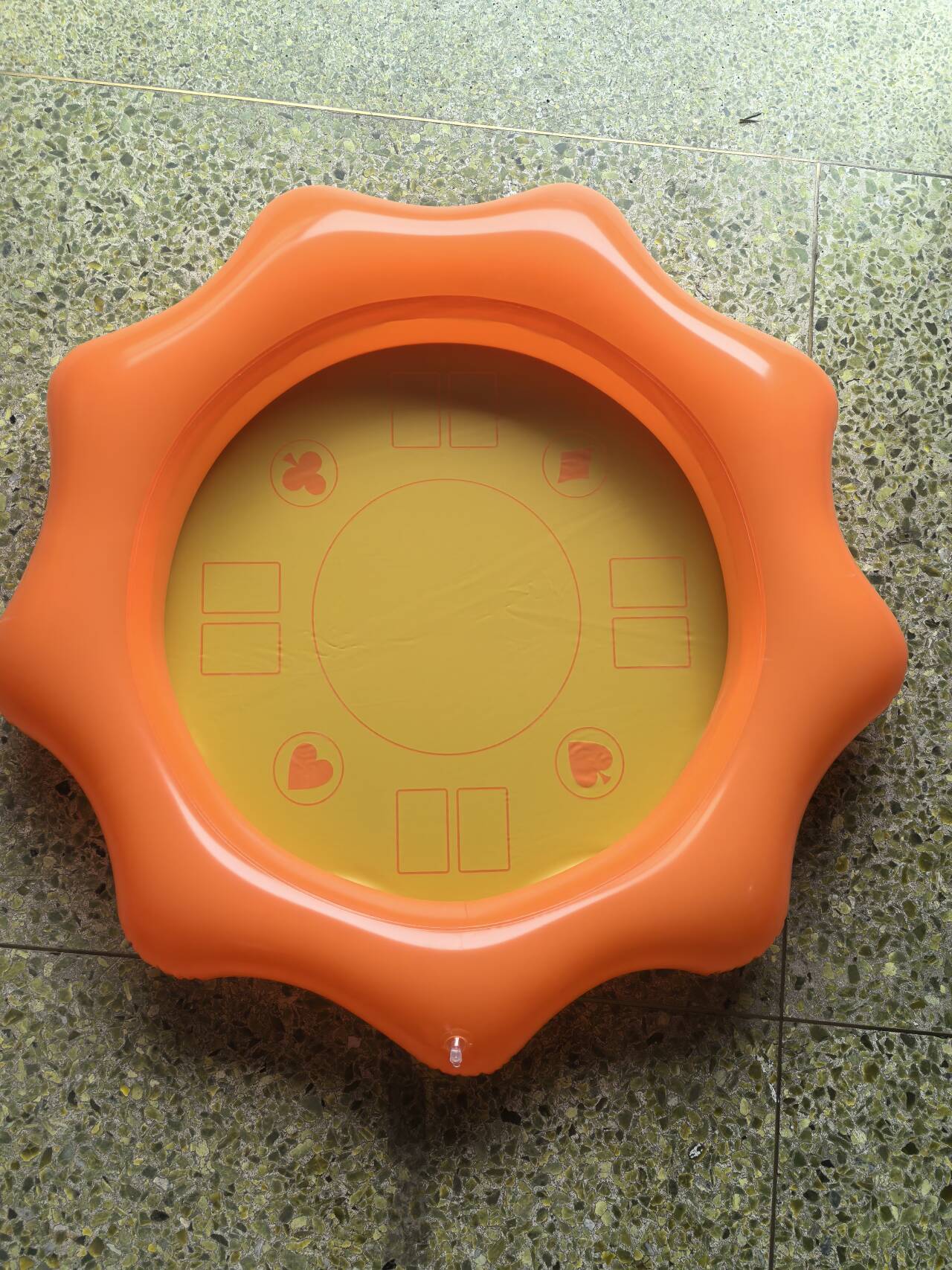 国境を越えたPVCは、空気入りフラミンゴが水上に乗って背もたれのリクライニングチェアに乗って泳いでベッドの水上用品を浮かべる