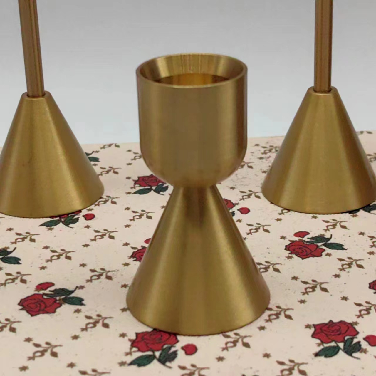 Estilo europeo pequeño candelabro decoración mesa de comedor cena occidental metal aluminio cobre tres piezas conjunto decoración boda decoración vela titular