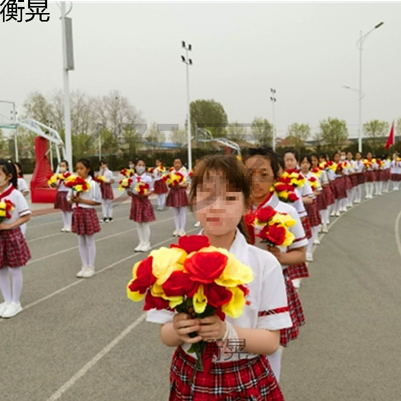 Церемония награждения, спортивные мероприятия, студенты держат красочные искусственные цветы, пластиковые шелковые цветы, танцевальный реквизит, букеты ко Дню защиты детей.