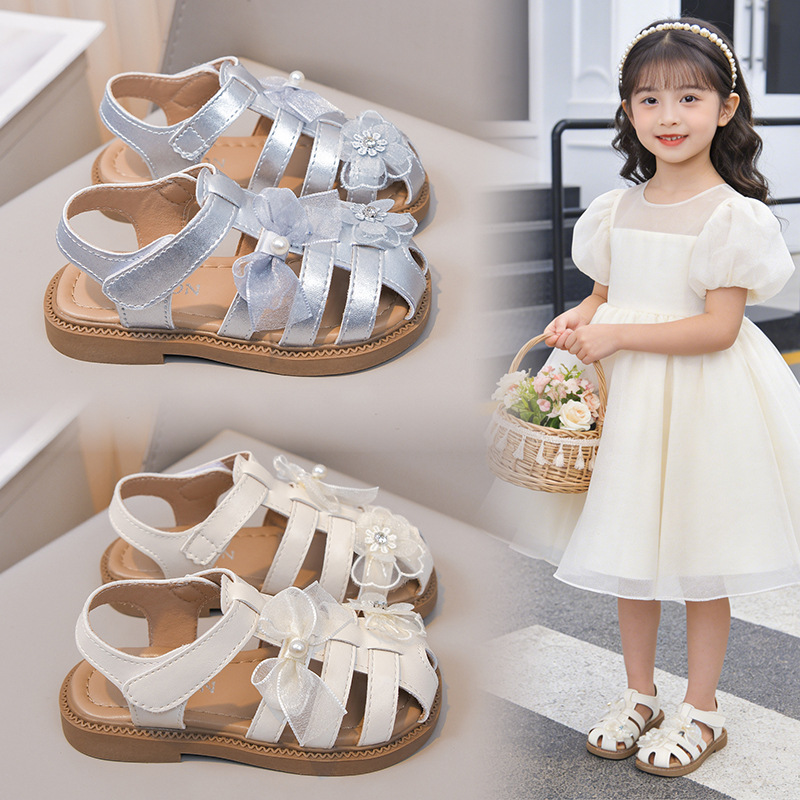 Sandálias huecas para niñas 2026 verano nuevo estilo de moda infantil versátil princesa zapatos de playa de arco suave