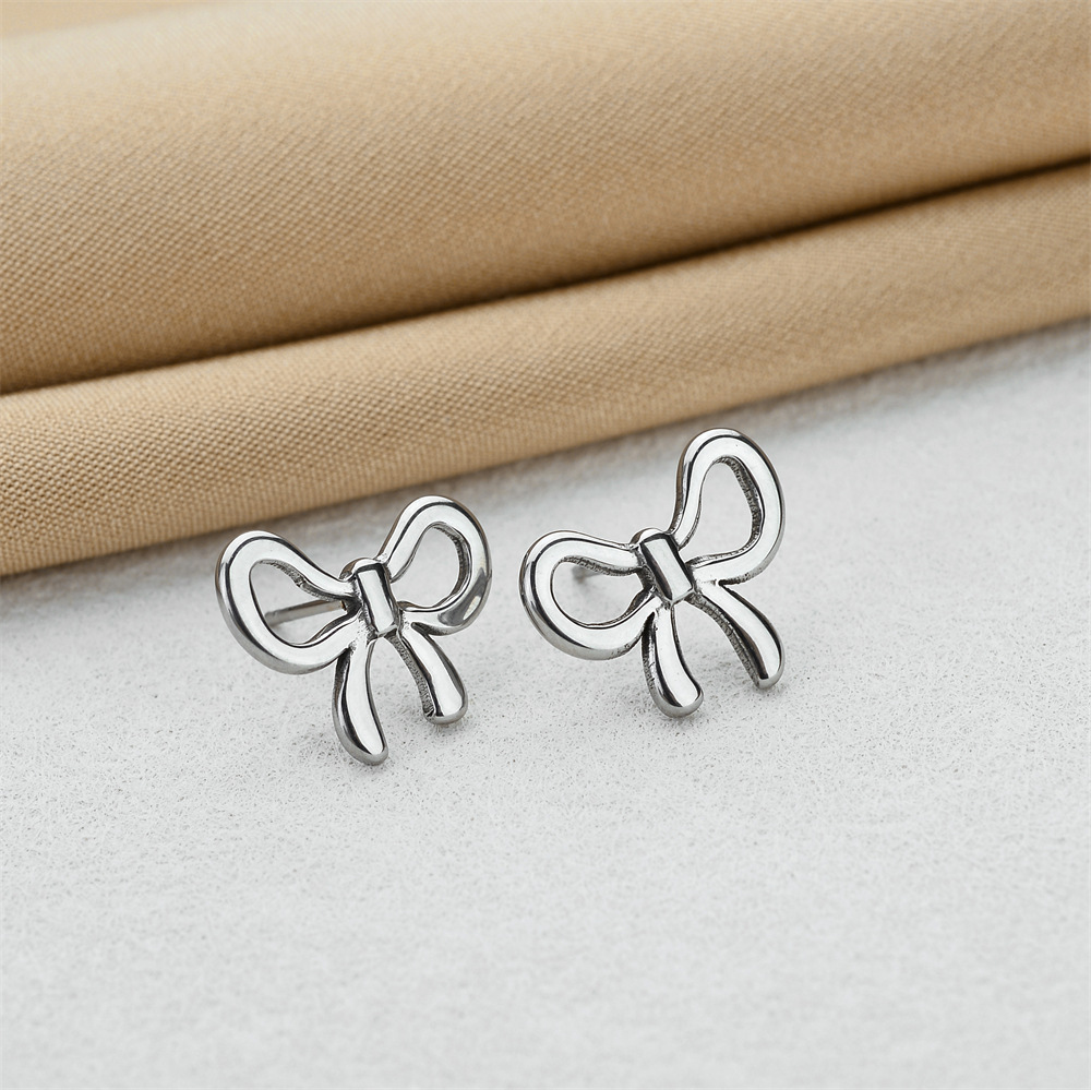 Colgante de arco dulce clásico colgante de acero de titanio de cuerpo completo para mujeres no se desvanece nicho ligero lujo sensación accesorio cadena clavícula