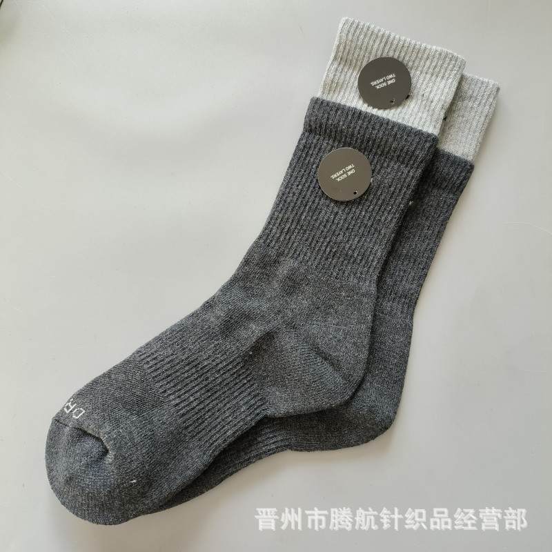 蘇万ナイキの靴下のカラーの二重は男女の中で長い筒のタオルの底のスポーツの靴下をつなぎ合わせてバスケットボールの靴下を走ります。