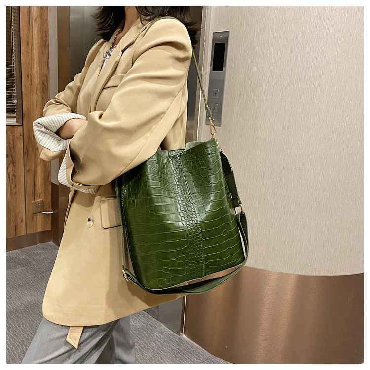 Fashionable Stylish One Shoulder Bag New Fashionable Temperament Underarm Bag Casual All-Matching Wide Shoulder Strap Bucket Bag display picture 12