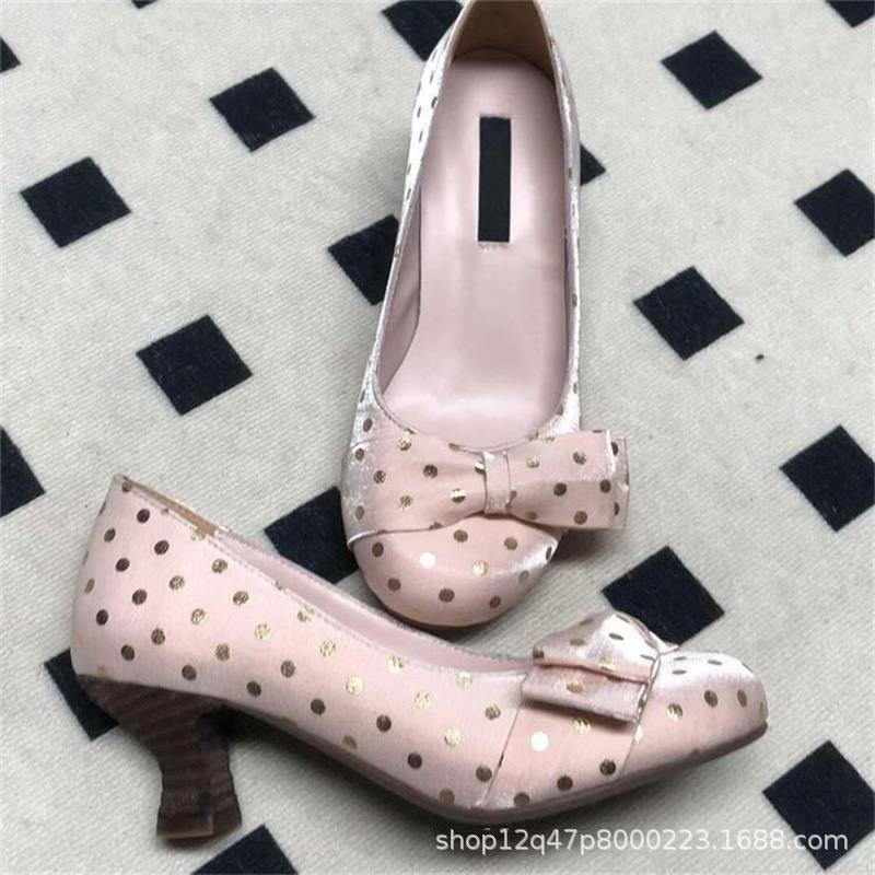 Dolce rosa ondulado cabeza redonda cómodos tacones gruesos zapatos de tacón alto mujeres 2026 nuevo estilo de verano francés tacones bajos zapatos