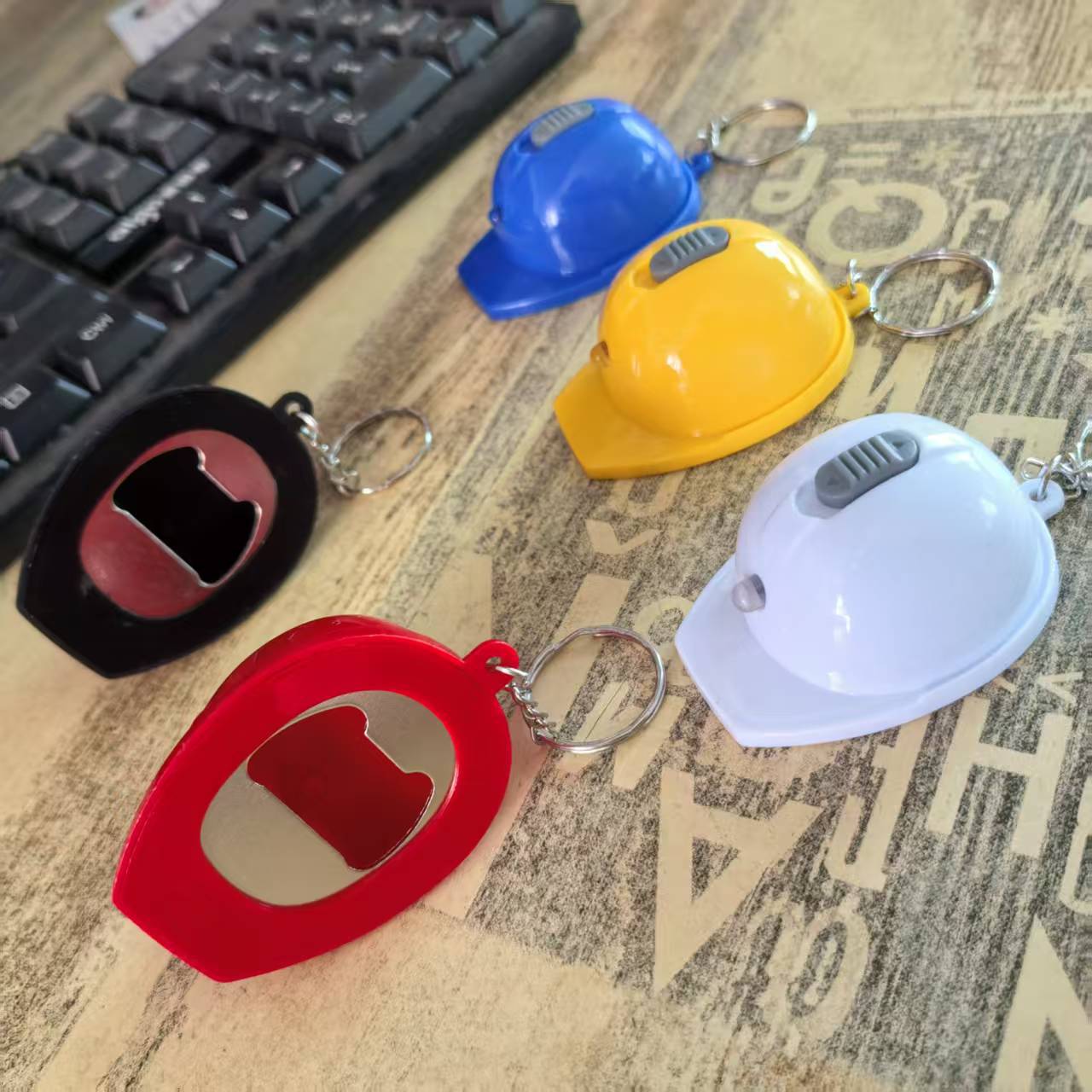 Nuevo hot sale LED casco abre botellas llavero logotipo personalizado con lámpara casco pequeño regalo