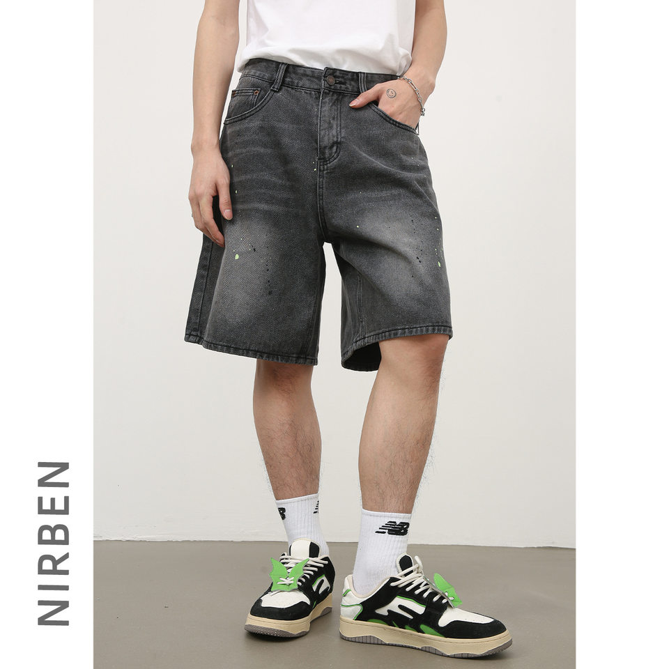 Quần short denim nam ống rộng lửng trên gối, họa tiết vệt sơn mực kiểu đường phố — Xanh lam nhạt, Đen xám