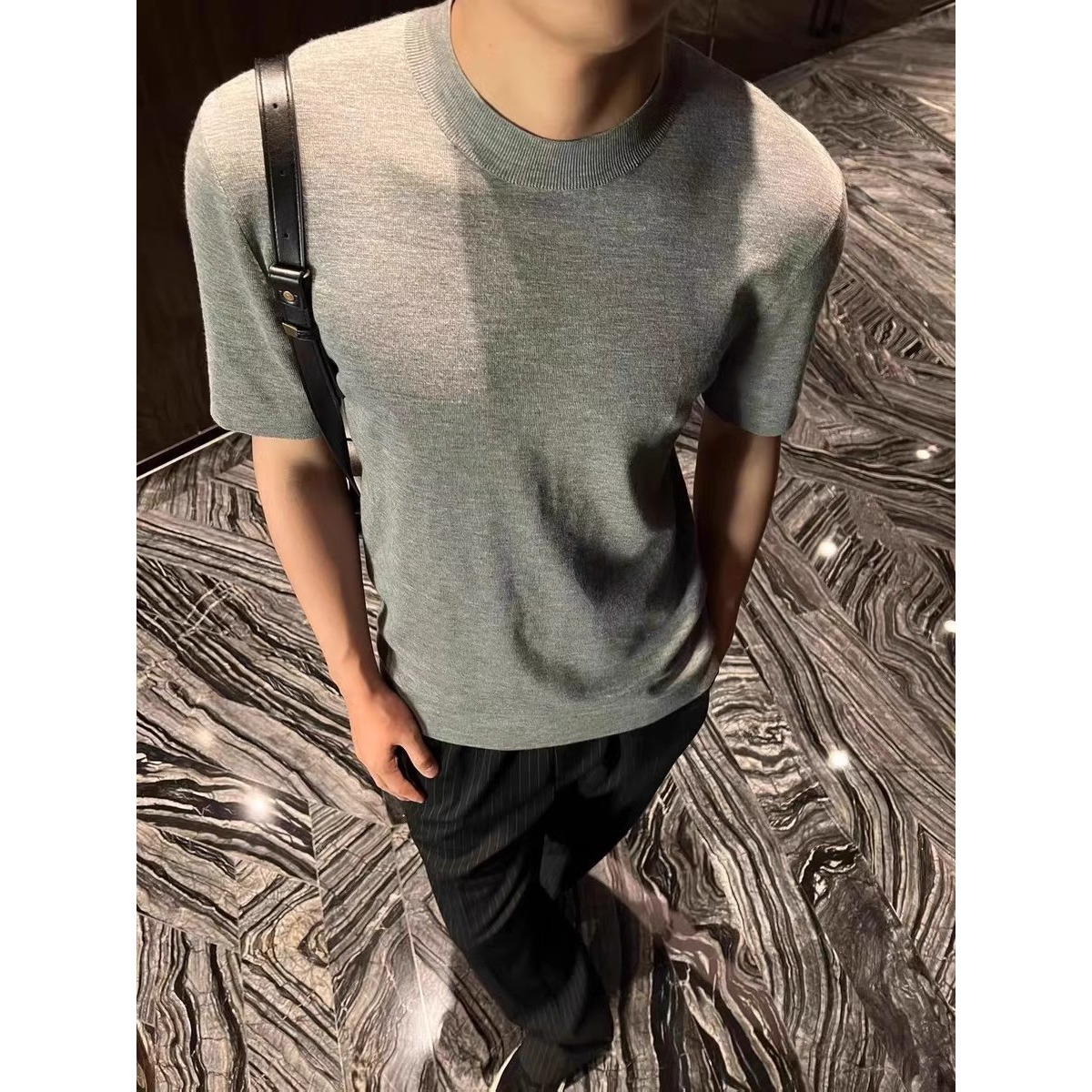 짙은 회색