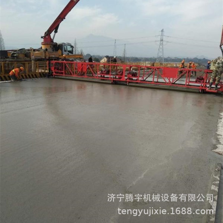 腾宇供应混凝土二轴摊铺机厂家买三轴摊铺机腾宇伸缩摊铺机多少钱