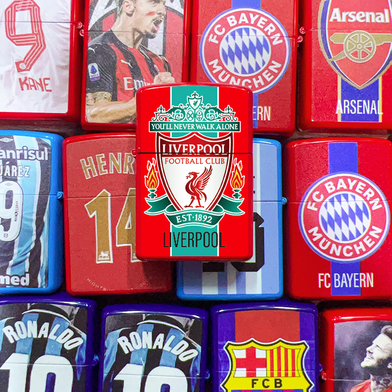 Encendedor de queroseno con diseño de jugador legendarario de la dinastía del fútbol, textura retro en relieve, acabado mate, artesanía