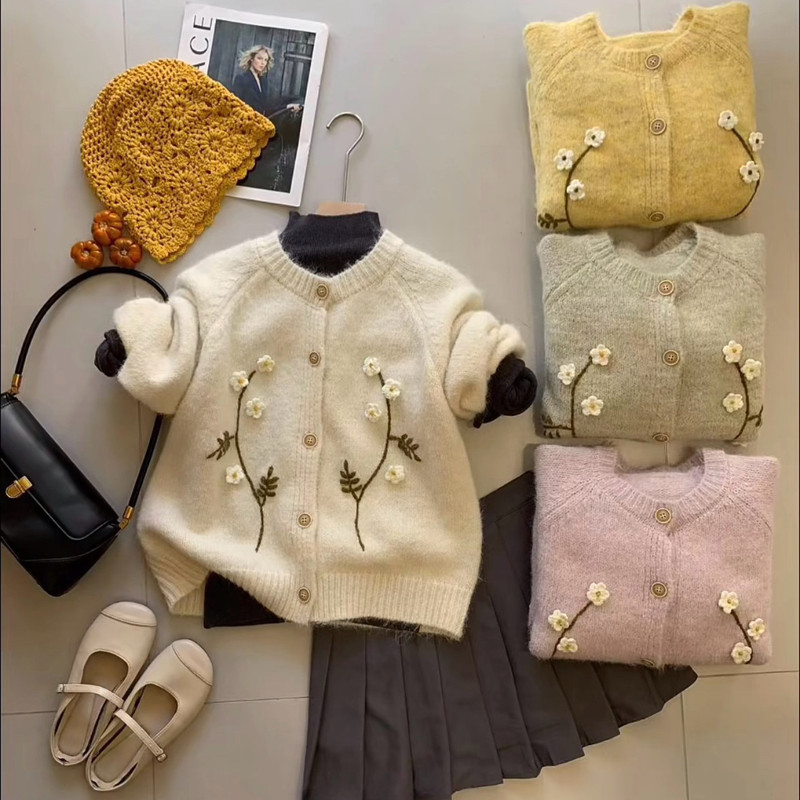 French-style vintage hand-embroidered floral round-neck knit sweater, soft and gentle, with dropped shoulders, new cardigan for autumn and winter 2026 French-style vintage hand-embroidered floral round-neck knit sweater, soft and gentle, with dropped shoulders, new cardigan for autumn and winter 2026