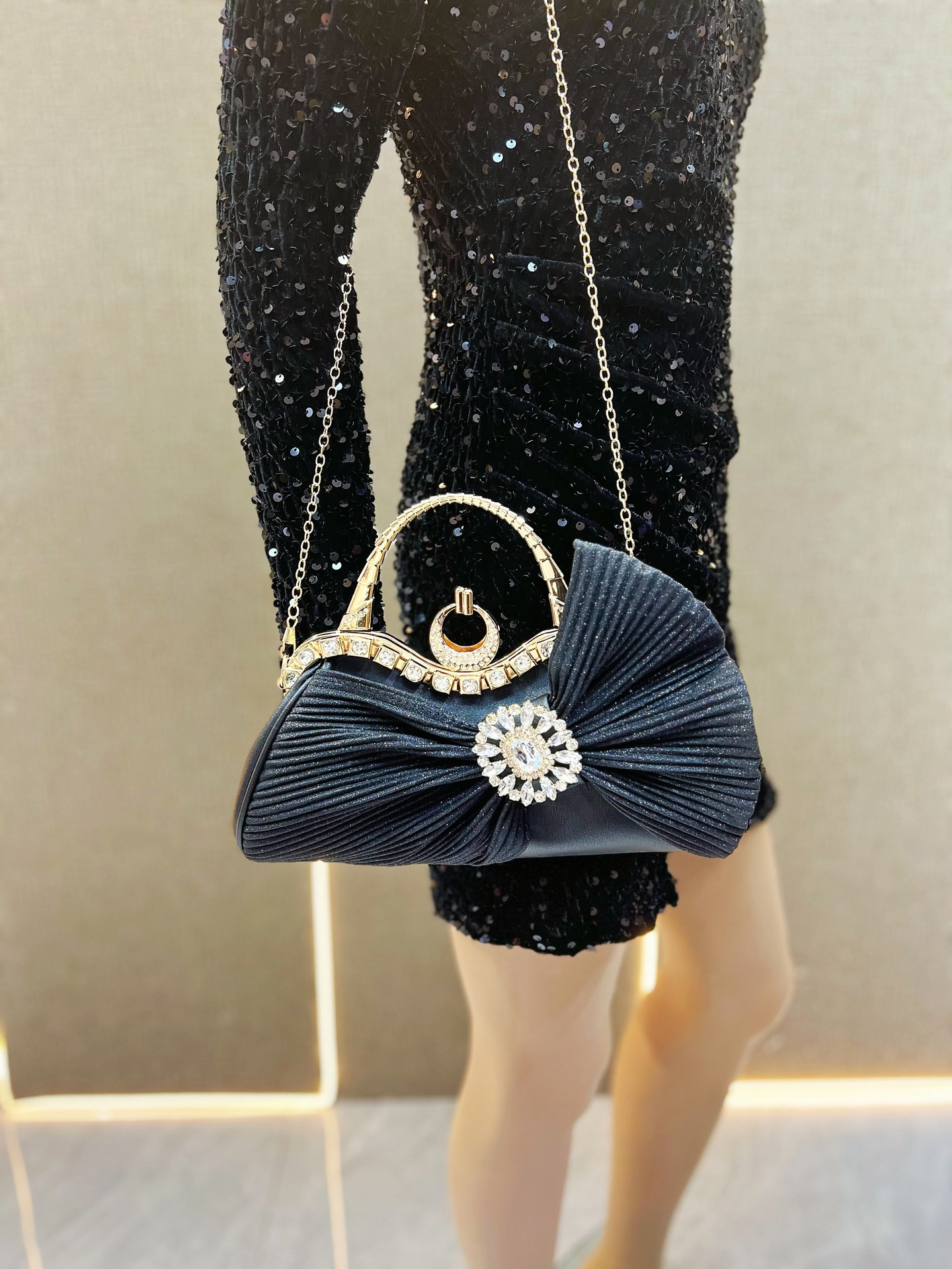 505g Weight Polyester Lining Material Ruched Bag Fashion Element Open Closure Type Single Shoulder Strap Strap Type Handbag Bags Type Casual, Party, Street Occasion Pu Leather Material Bow Knot Pattern All Seasons Season Women's Gender Elegant, Streetwear Style Pillow Shape Shape Small Size Pink Black Gold Pu Leather Bow Knot Ruched Bag Pillow Shape Evening Bags 11