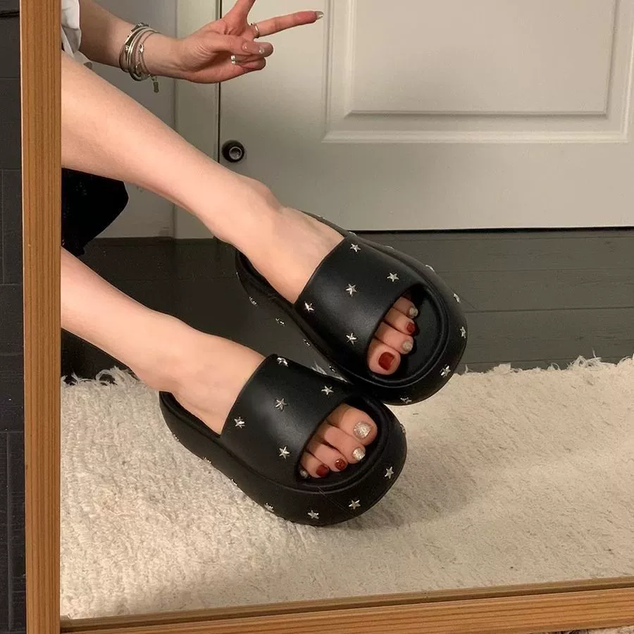 Черные открытые повседневные сандалии для женщин, лето 2025, новый стиль, модные универсальные сандалии на толстой подошве с эффектом увеличения роста.