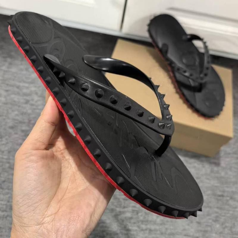 Light Luxury Flip-Flops for Men, Comfortable and Breathable Flip-Flops for Outer Wear, Summer Fashion Rivets, Non-Slip Soft-Soled Beach Shoes for Men