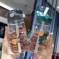 新型シンプルなスプリングストローのコップは目盛りを持ってプラスチックのコップを持って携帯します。