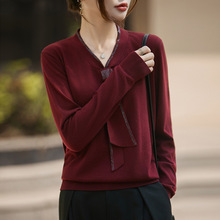 25年早秋新款精紡羊毛V領針織衫長袖女燙鑽飄帶設計感打底衫上