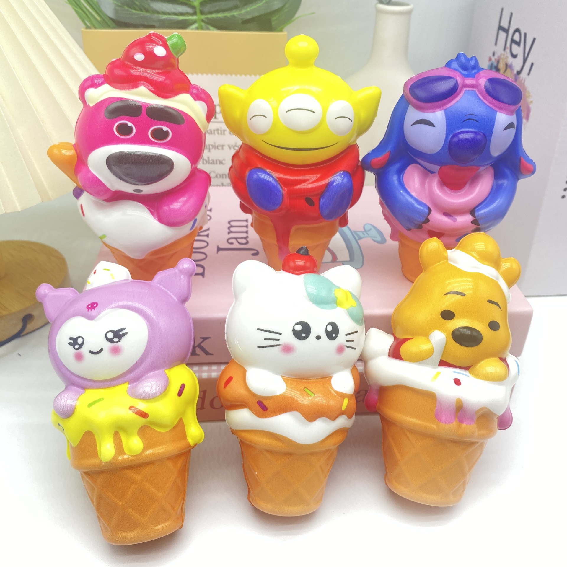 Jugues de helado pellizco Levinia Strawberry Bear Star Karby creativo muñeca de dulces adornos hechos a mano tres ojos