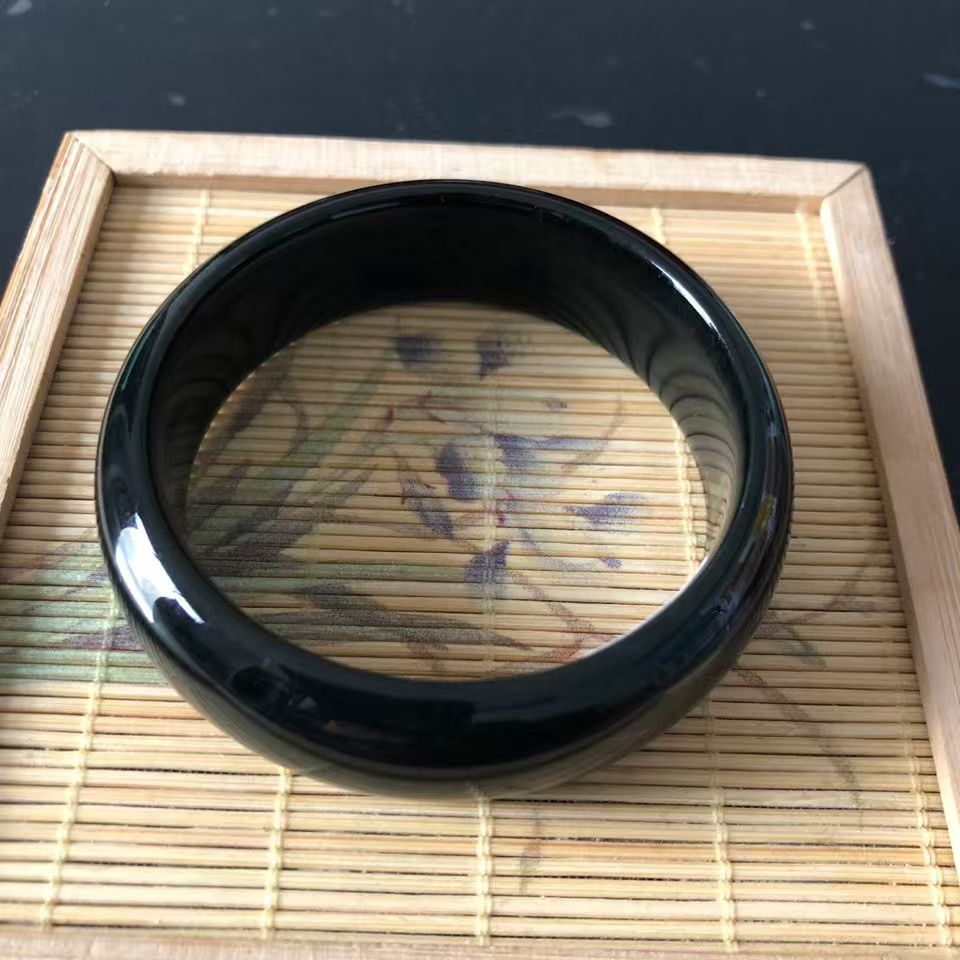 제조업체는 다양한 스타일의 신장 허톈 흑옥 팔찌를 도매합니다. 매우 기름기가 많고 잉크 농도가 가득하며 양고기 지방 옥 등급입니다.