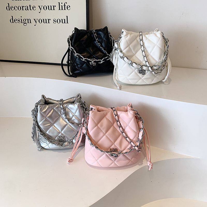 2024 primavera nuevo pliegue bolso de cubo de color sólido nicho de diseño de moda bolso de hombro universal bolso de estilo coreano