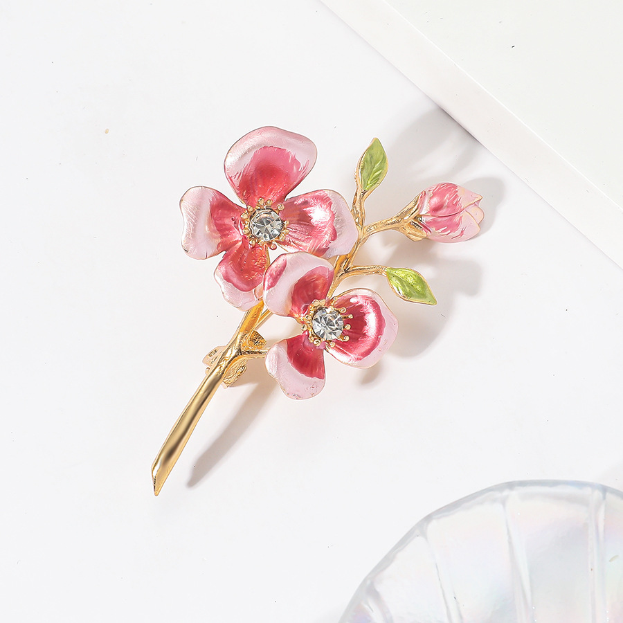Broche élégante en émail ornée de diamants, collection 2024, broche en alliage et strass représentant une fleur de pêcher peinte. Vente en gros._voghion.com