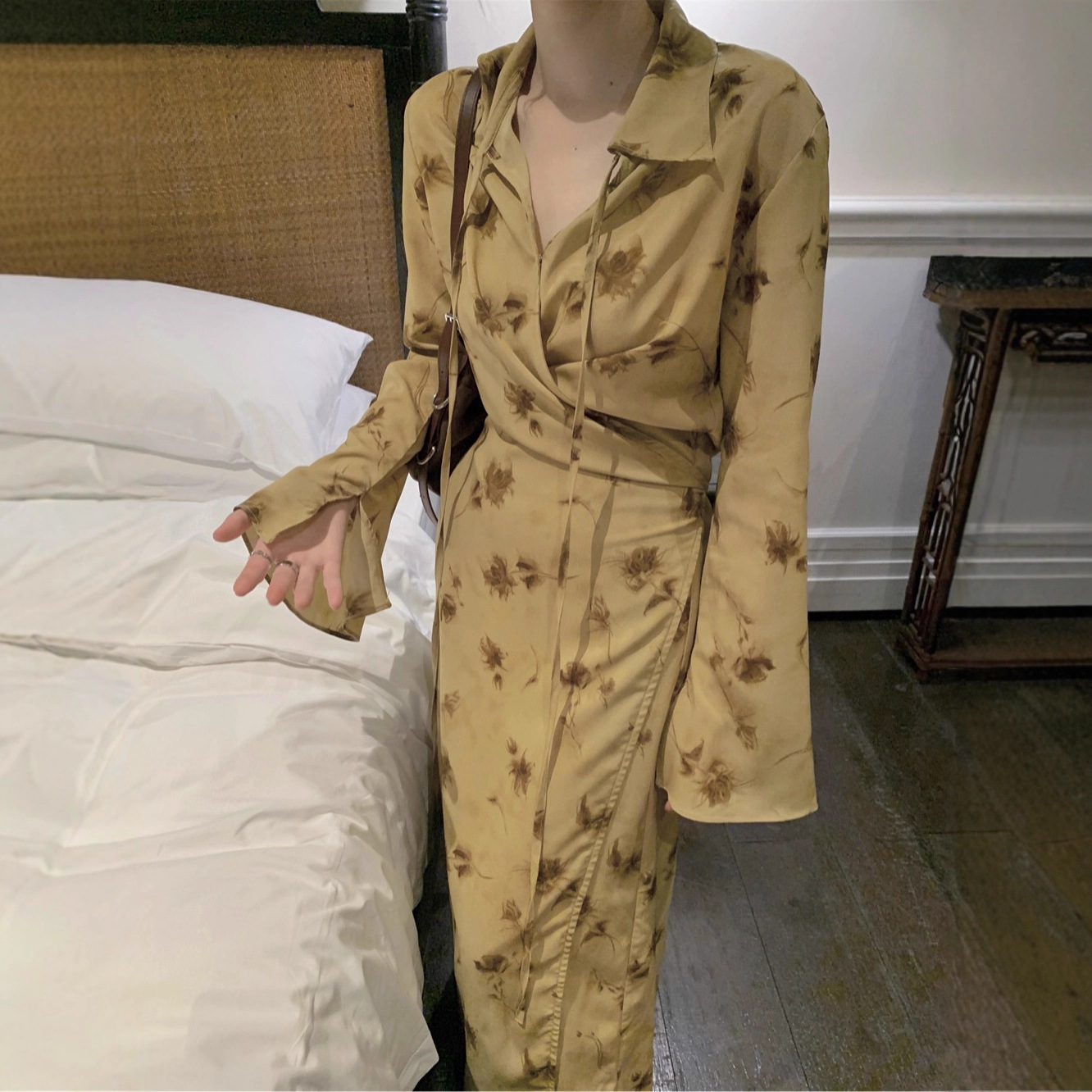 韩国chic秋季复古气质V领一片式系带收腰显瘦长袖碎花裙连衣裙女