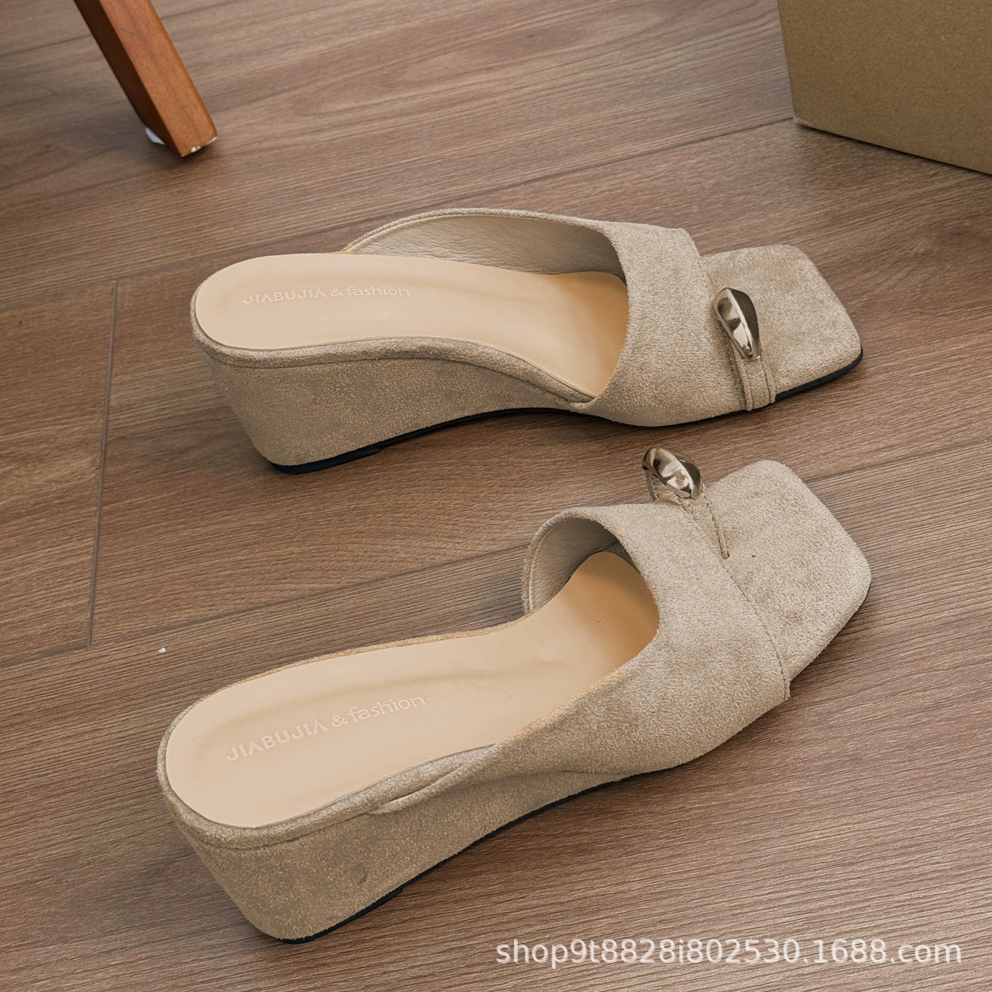 Niche temperamento cuadrado tacones de pendiente zapatillas de dedo de punta para mujeres verano 2026 nuevo tacones de lana zapatillas frías image 6