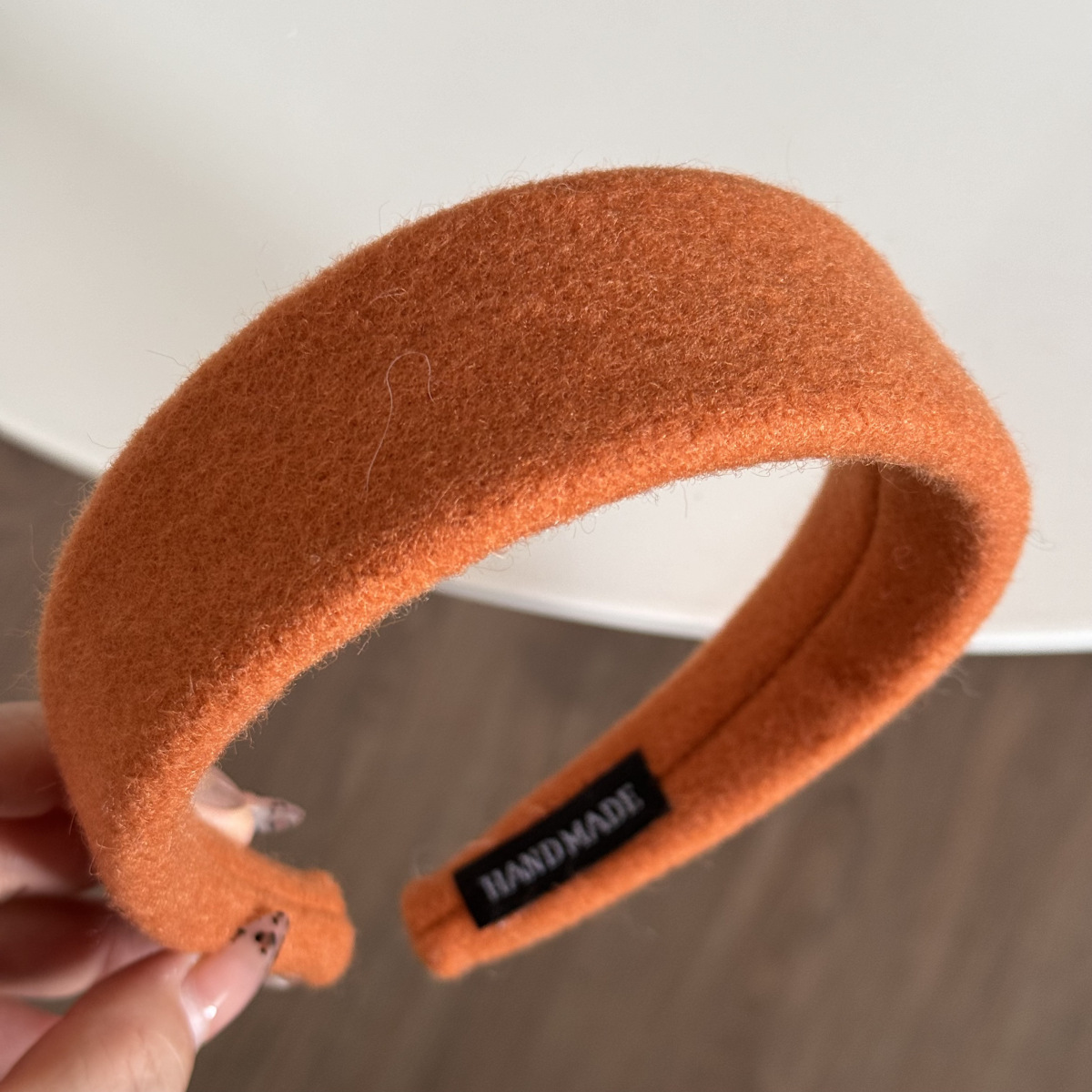 毛の布芸の広版の気質は外出してカチューシャを合わせて純色の高級感のカチューシャの髪飾りの新型を飾ります。