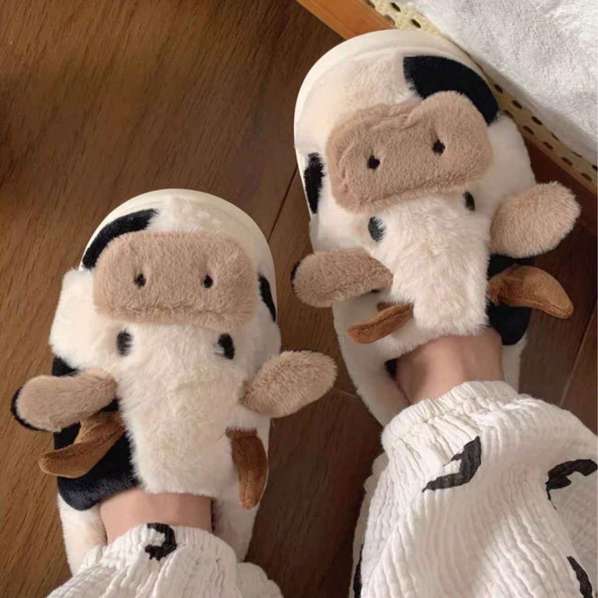 Vaca cerrada dedo del pie Zapatillas de algodón invierno moda niñas invierno cálido fondo grueso antideslizante casa pareja zapatillas niños y niñas zapatos