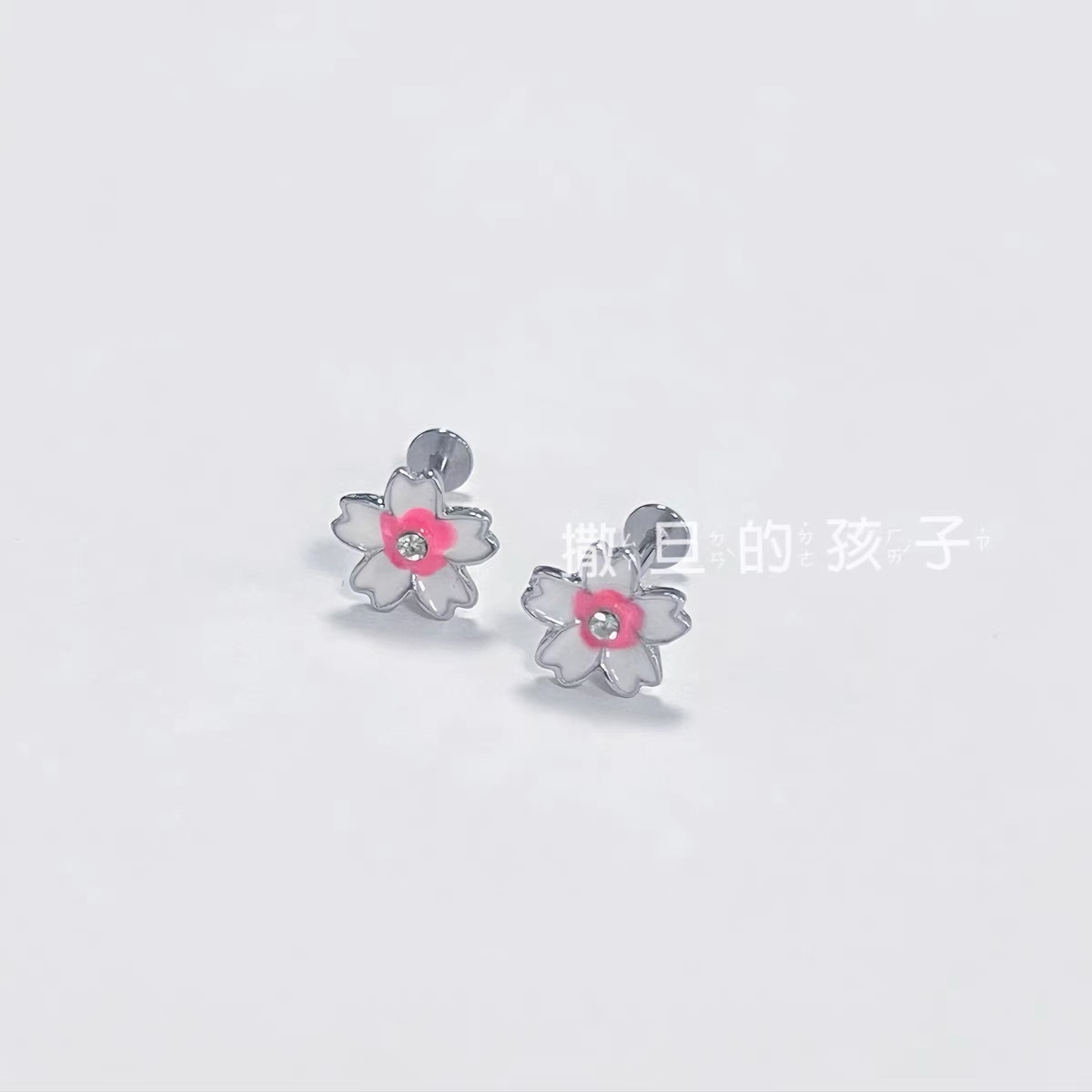 Silver pointed spike labret stud material detail