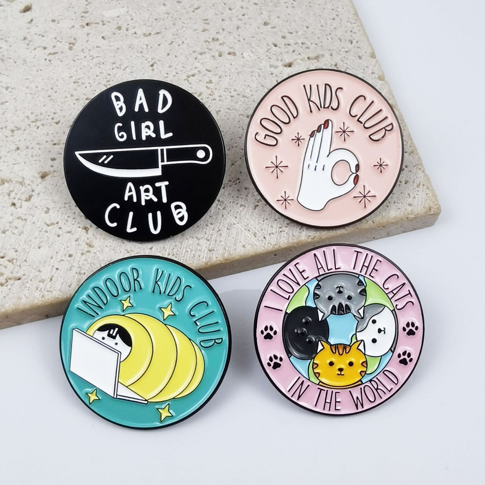 Personalidad humor broche inglés dibujos animados lindo patrón aleación insignia redonda accesorios de pin fijo spot transfronterizo