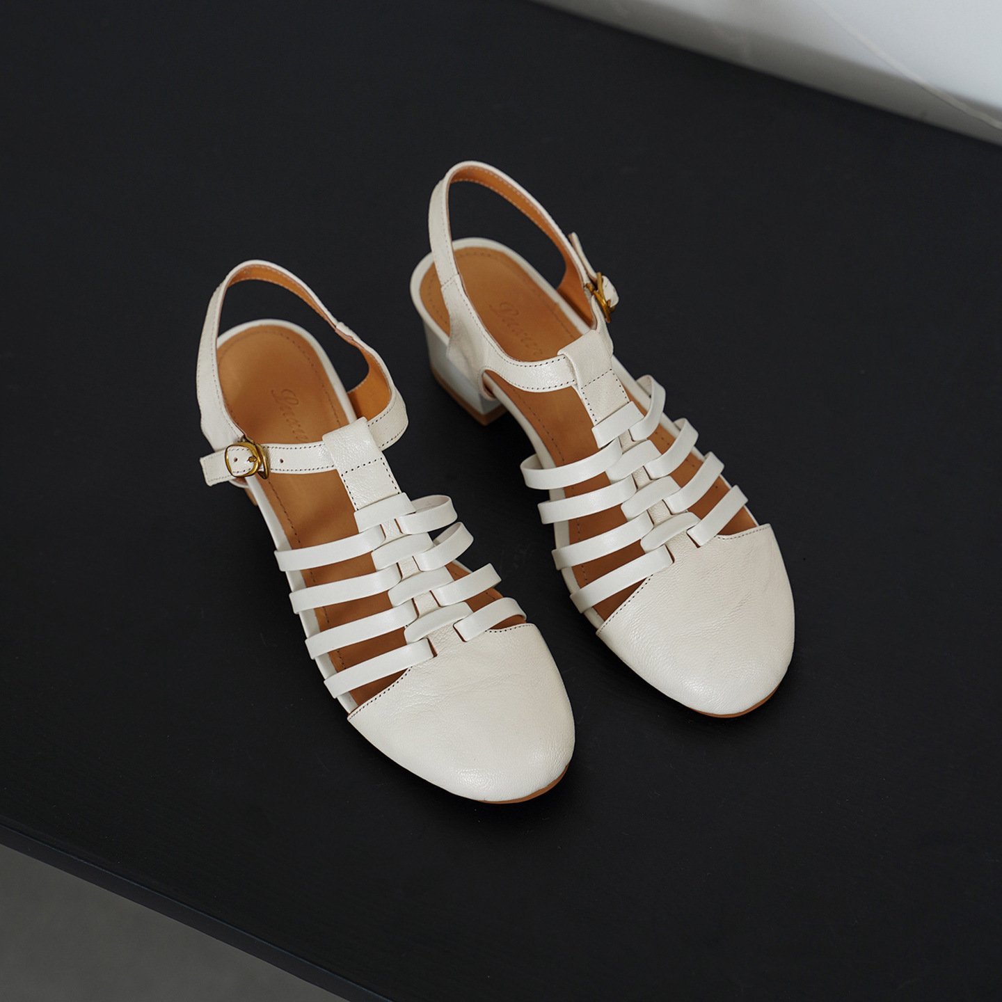 Sandal nữ cổ điển mũi nhọn quai T khóa, gót 5 cm, da cừu mềm — màu trắng ngà