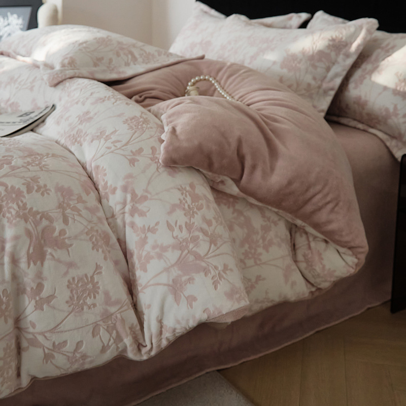 Luz de lujo americano tallado sábanas de seda de cuatro piezas de seda de coral de cuatro piezas de seda de leche de cuatro piezas de sábanas de seda de bebé sábanas de cama