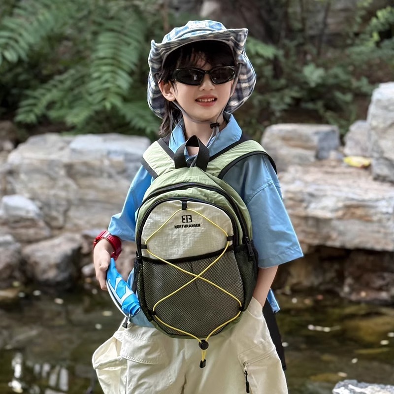 Bolsas para niños coreanos, bolsas de montaña al aire libre, mochila de viaje casual, mochila de jardín de infantes para niños y niñas.